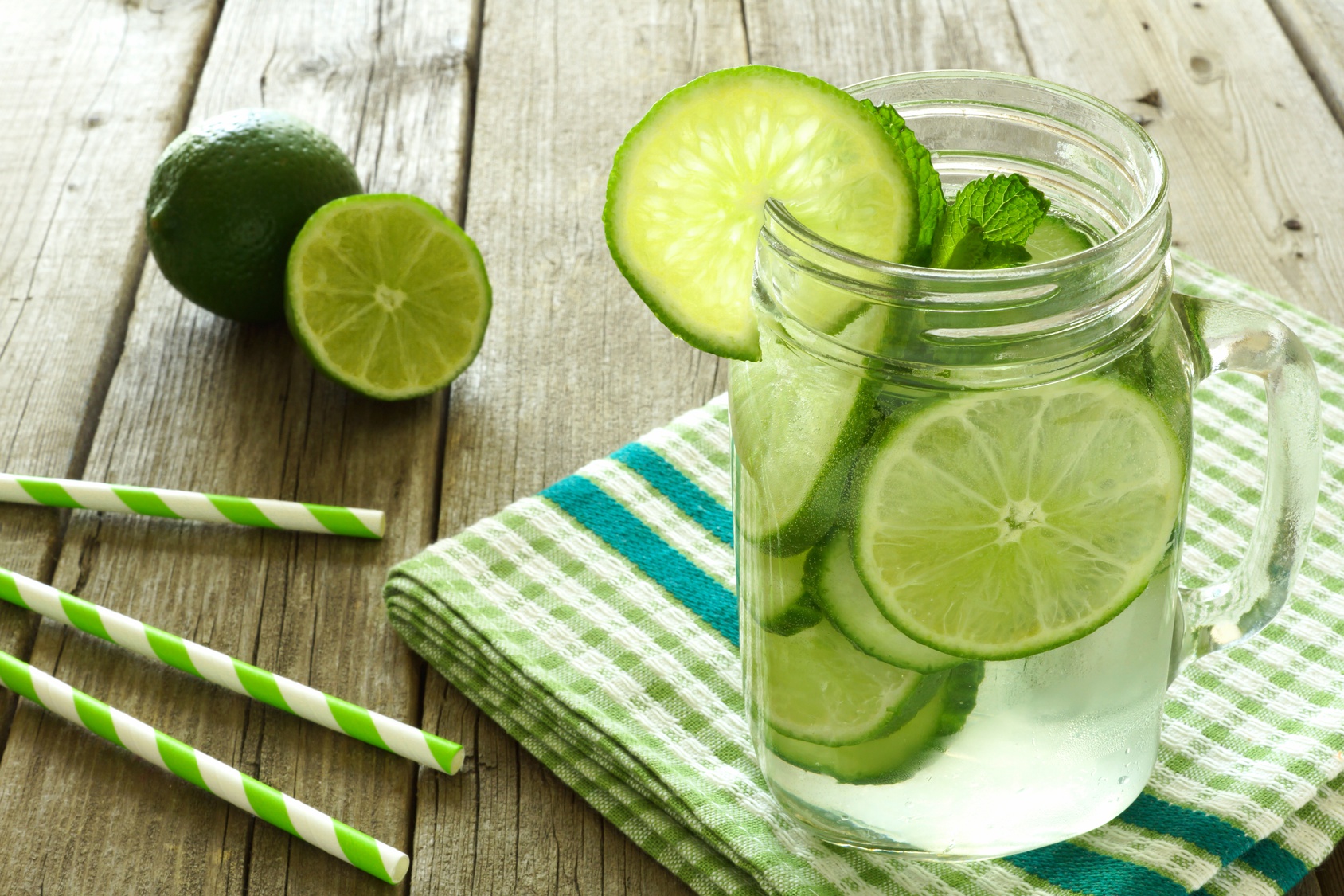 Detox Wasser mit Gurke und Limette