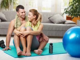 Pärchen beim gemeinsamen Home-Workout