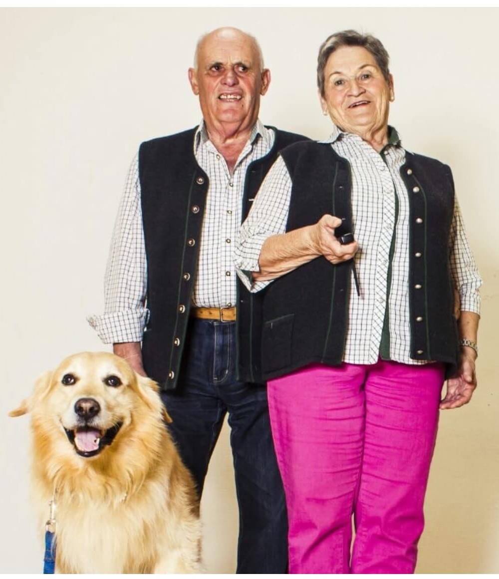 Oma und Opa Hofer mit Hund