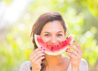 Frau mit Wassermelone als lachender Mund