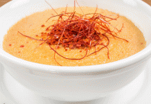 Nigerianische Erdnuss-Suppe mit Chilistreifen