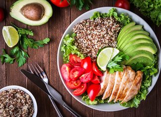 Gesunde Salatbowl mit Avocado, Chicken, Tomaten und Quinoa