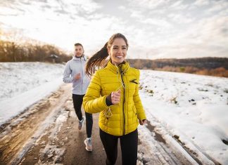 Sport im Winter - Paar beim Joggen im Schnee