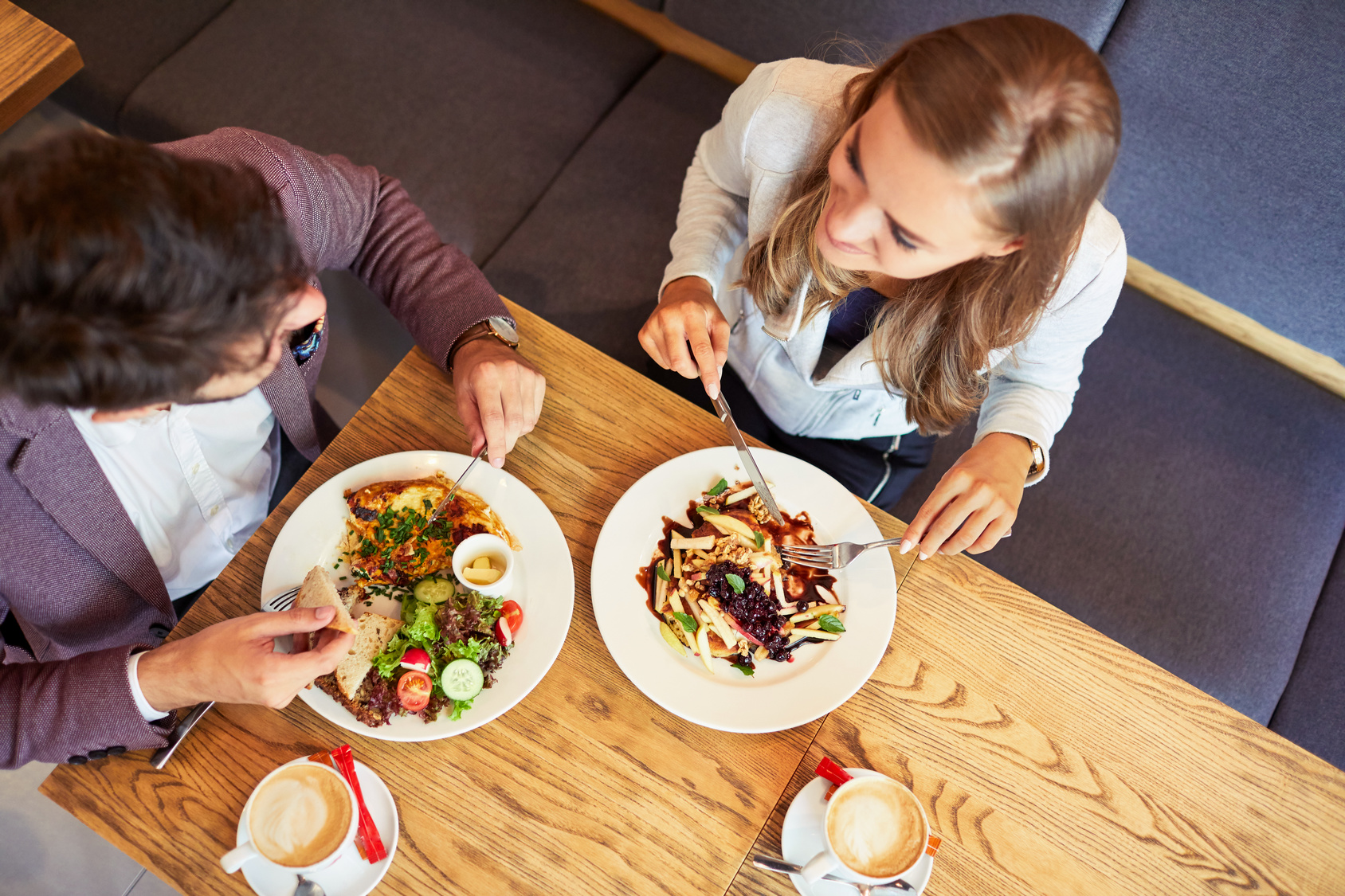 Paar am Tisch beim Essen